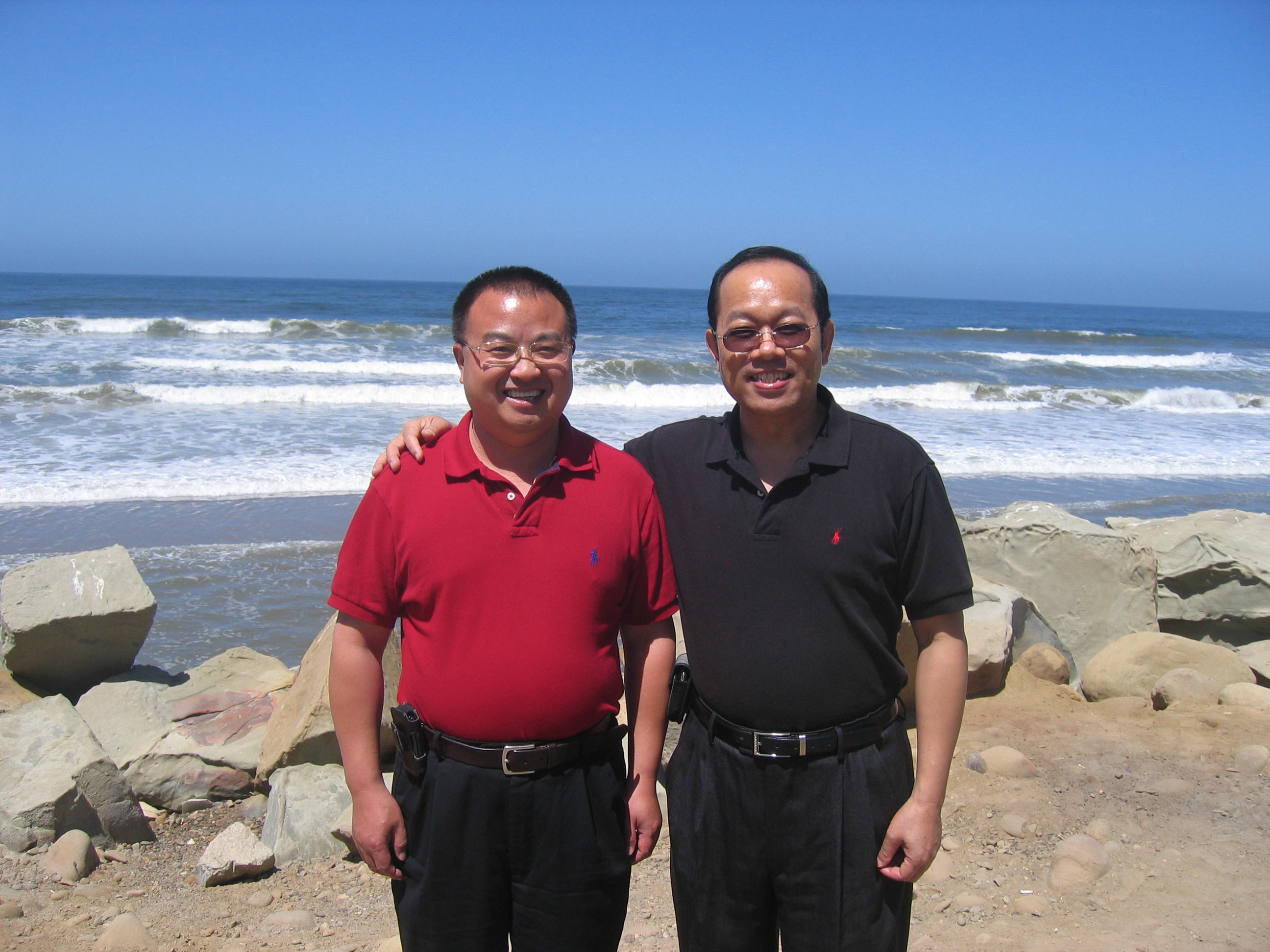 200866与易沃王总裁合影于美国加州太平洋海岸线.jpg