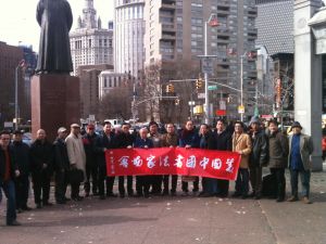 纽约书法迷在林侧徐铜像前合影.右五为笔者.